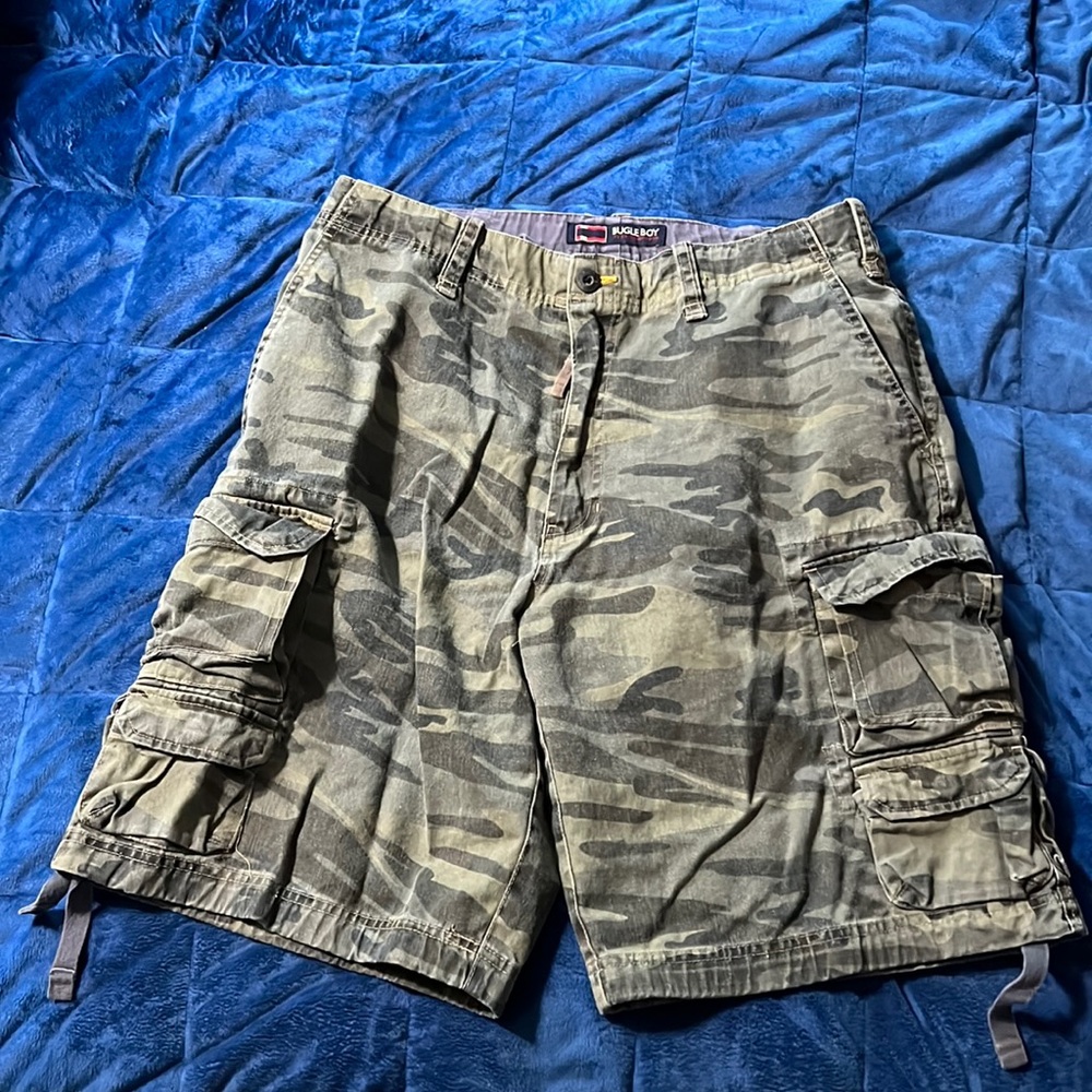 Bugle Boy Camo Cargo Shorts Size 36.  Excellent preowned condition.